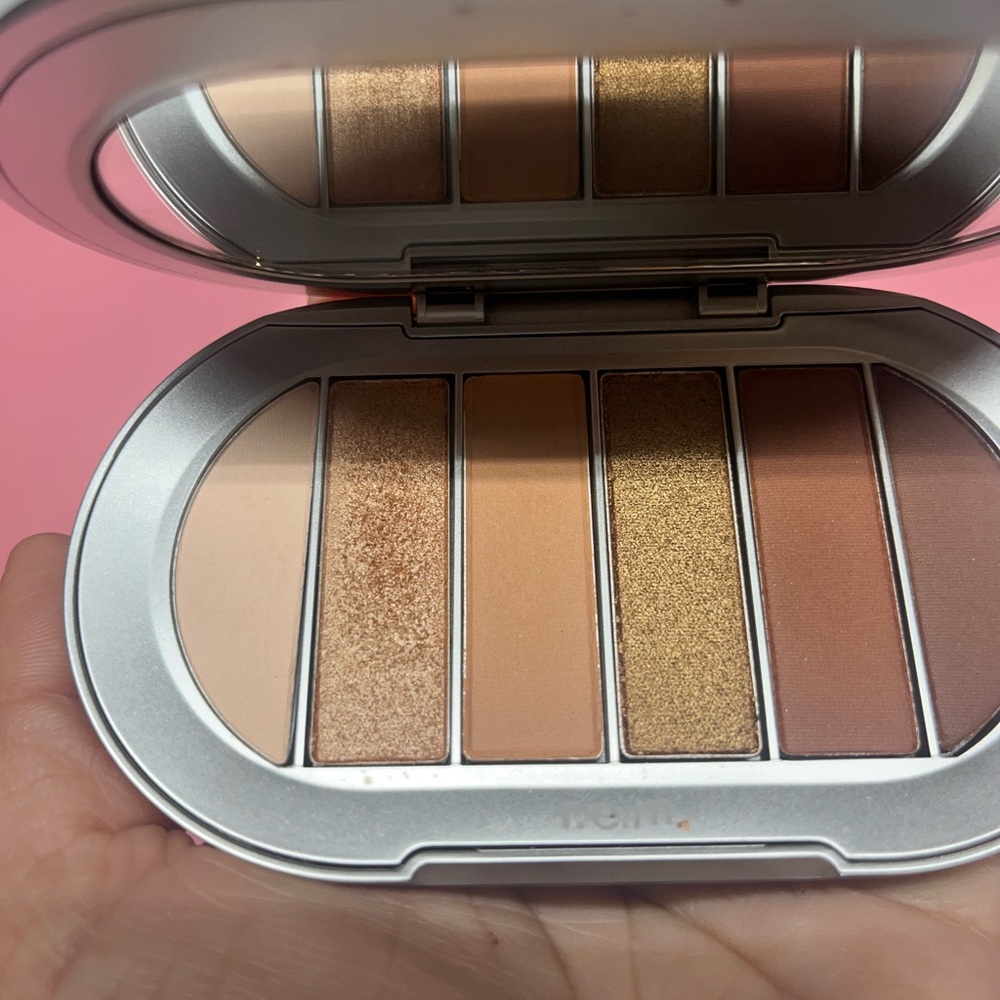 R.E.M BEAUTY eyeshadow pallet - Picture 4 of 5